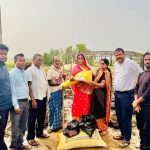 मौलापुरमा आगलागी पीडितलाई नगरप्रमुखद्वारा राहत वितरण